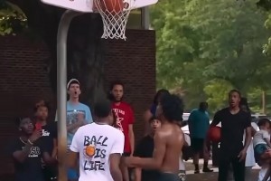 国外野球场惊现逆天拉杆上篮，这个是真牛逼啊！