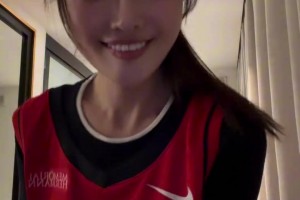 女主播孟超晒自己新买的杜兰特球衣！都能当连衣裙穿了